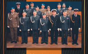 Na zdjęciu widzimy 16 osób ubranych w mundury - kobiety i mężczyźni - którzy reprezentują WIARUSY;; treści promocyjne na plakacie w artykule
